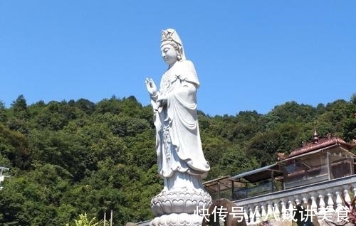 善男信$广东梅山莲花寺里的石雕滴水观音高清图片