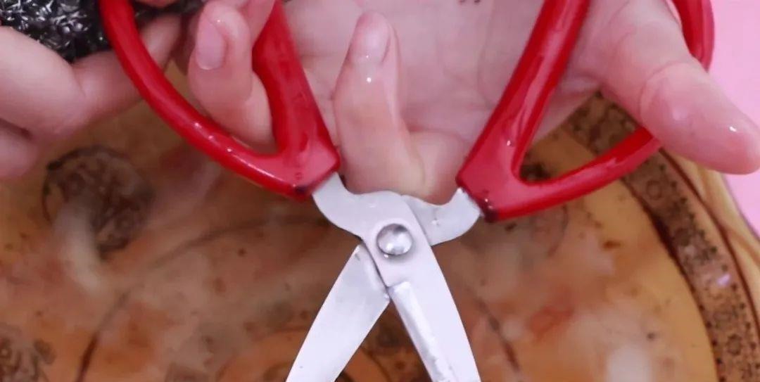 剪刀不管多钝都不要扔,教你一招,剪刀立马锋利如新,简单又实用