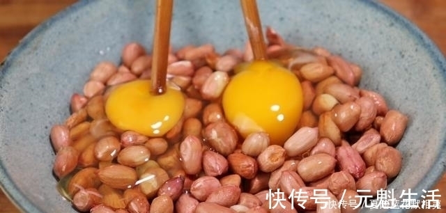 搅拌均匀|花生米最好吃的做法,加2个鸡蛋,太香了,我家一周吃3次,超解馋