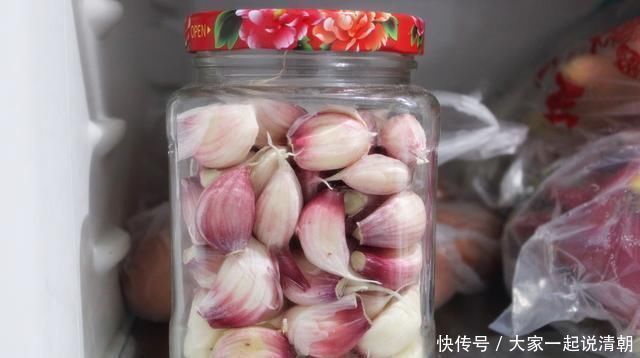 大蒜皮别再扔了,有钱人都留在家里用,用途花钱买不到,厉害了