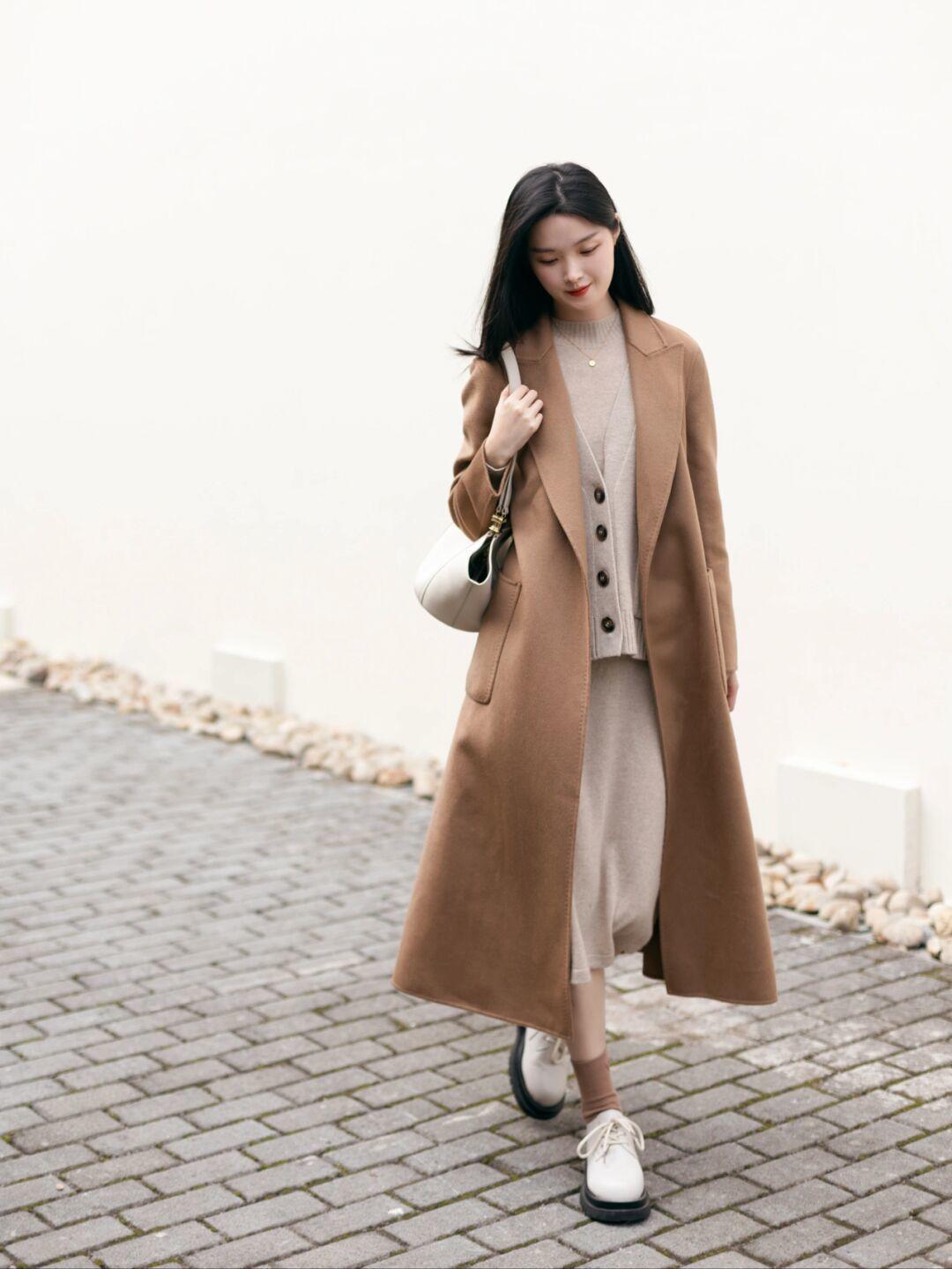 穿搭|冬天想要穿出甜美可爱风,少不了一件米白色毛衣的搭配,搭配卡其色半身裙,更加温柔!