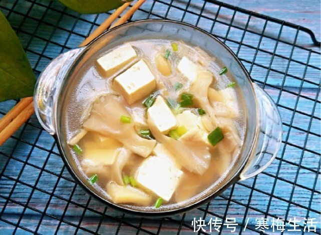 天冷了，豆腐和它是绝配，简单煮一煮，暖胃养胃，孩子记得要多吃