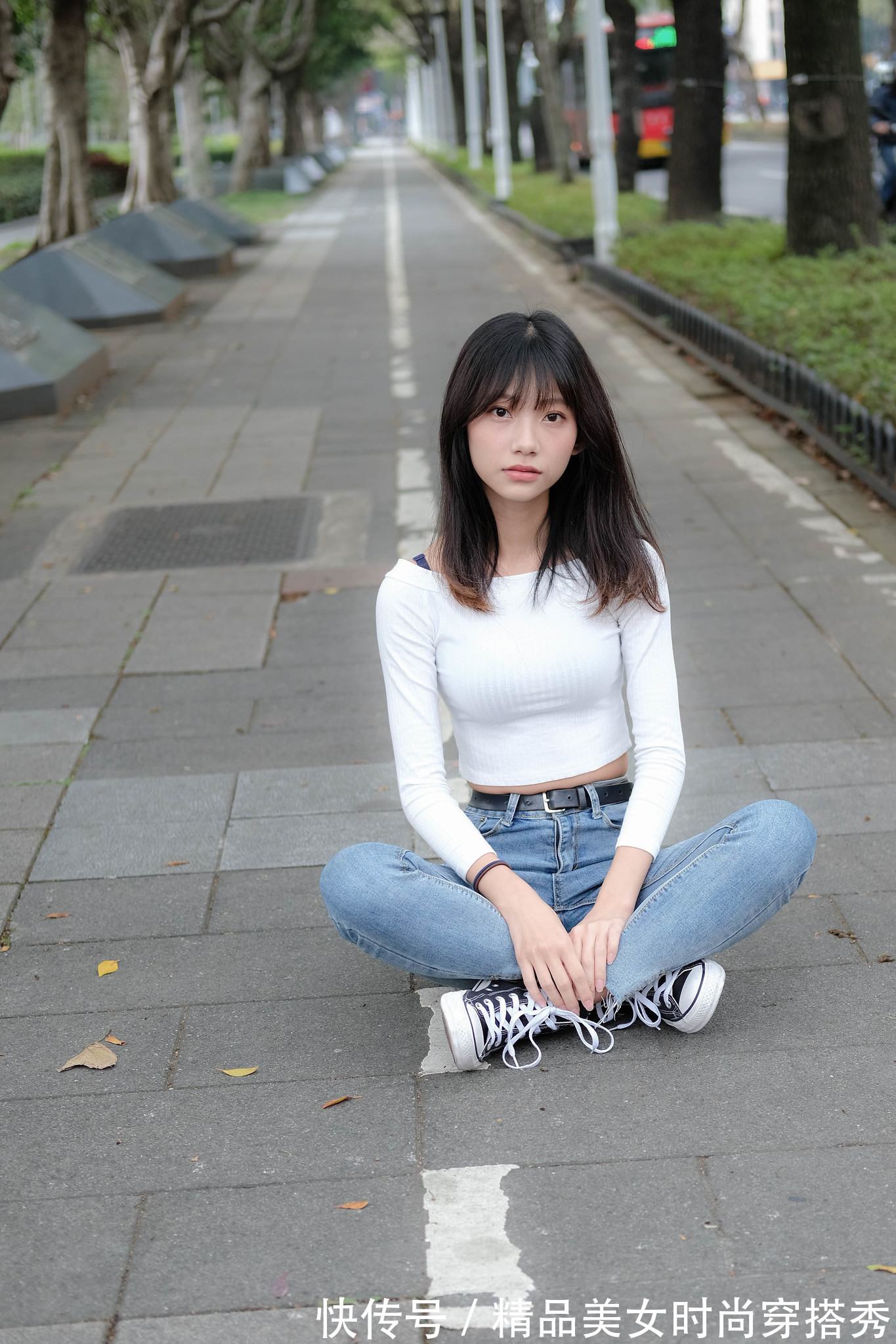 风格|白色针织衫搭配牛仔裤+平底鞋,整体的风格简约又休闲,清爽舒适