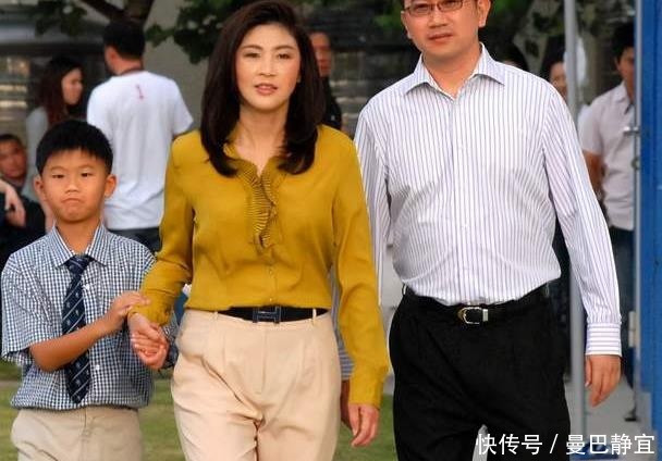 耐看|53岁泰国前总理英拉气质真好,穿搭堪称女强人典范,优雅又耐看