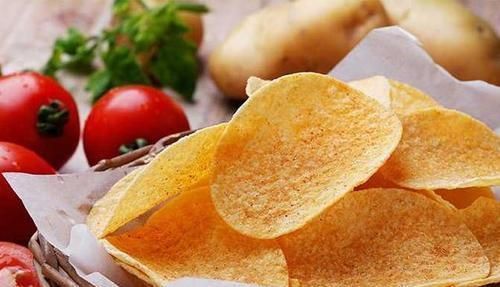 人说|买的薯片真的是土豆做的吗看完生产过程,才知道被蒙了这么多年