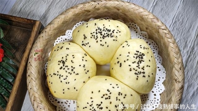 1碗面粉2个鸡蛋,教您做电饭锅面包,一看就会,简单好吃零失手