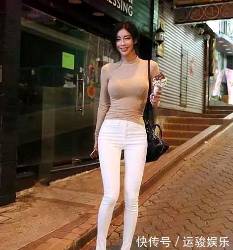 腰部 紧身打底裤小姐姐的搭配清新亮眼，尽显优雅女神气质，美得别致