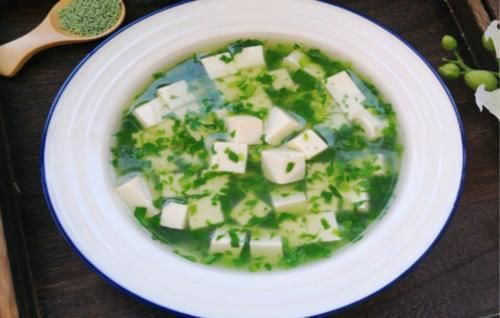 春季，遇见这野菜别错过，简单煮一煮，等于“补钙汤”，补钙长个头