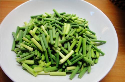 炒蒜苔时,最忌直接下锅炒,多加这1步,蒜苔翠绿鲜嫩更入味!