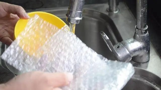 快递里的“气泡垫”别扔啦!放卫生间、厨房特实用,一年能省不少钱!