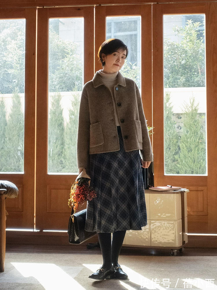深灰色|女人过了40岁,一定要试试“短毛呢外套”穿搭,显瘦显高还显气质