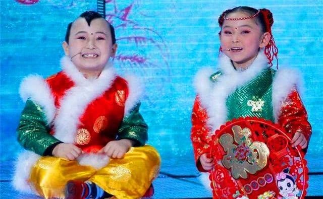 当年红遍大半中国的“年画娃娃”,已逝去5年,唯一妹妹后来如何?