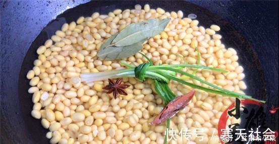 黄豆别再打豆浆了，孩子这样吃猛长个，酥脆又营养，给红烧肉不换