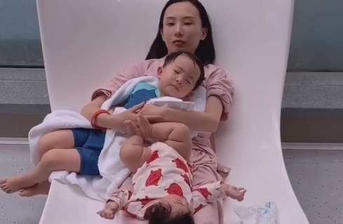 一起长大|“生无可恋辣妈”静态带娃火了,正所谓是“人前幸福,人后辛苦”