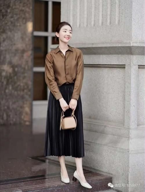 黑色半身裙怎么搭配上衣和鞋子好看