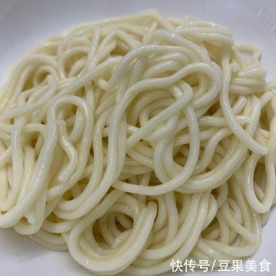 口味|炸酱面这样吃,换个口味换种心情