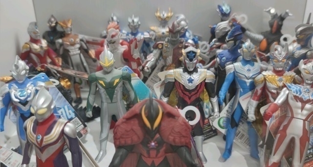 藏品|漫迷展示奥特曼手办藏品,数量超过1000,凯撒贝利亚领衔