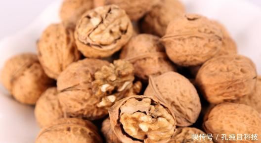 老太婆|女生不想老太婆，常吃4种食物，没白发抗衰老，50岁不显老