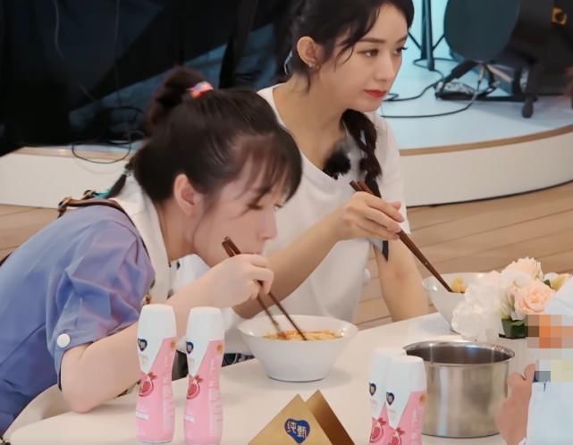 李浩菲 赵丽颖李浩菲吃面条,看清两人的吃相,女明星和艺人差距一目了然