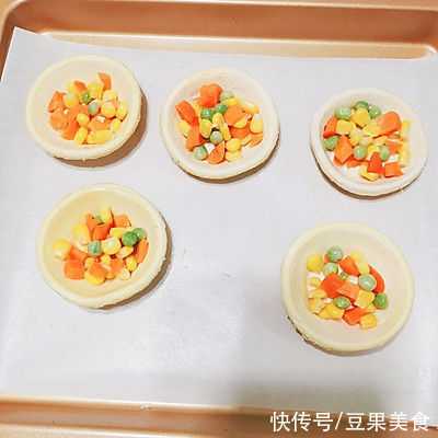 简单而迷你版披萨(蛋挞皮披萨)