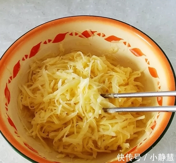 大叔煎的土豆丝饼,外酥里嫩,香气扑鼻,简单几步就能出锅!