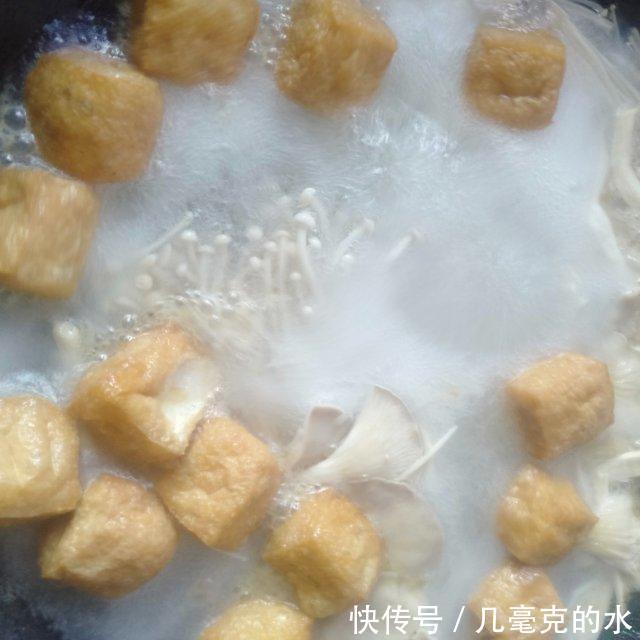 搭配着|豆腐菌菇汤,蔬菜搭配着一道汤菜,非常的美味