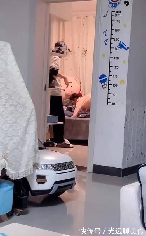 大宝|妹妹进哥哥房间蹭床睡,哥哥的应对方式太“无情”,妈妈无法淡定