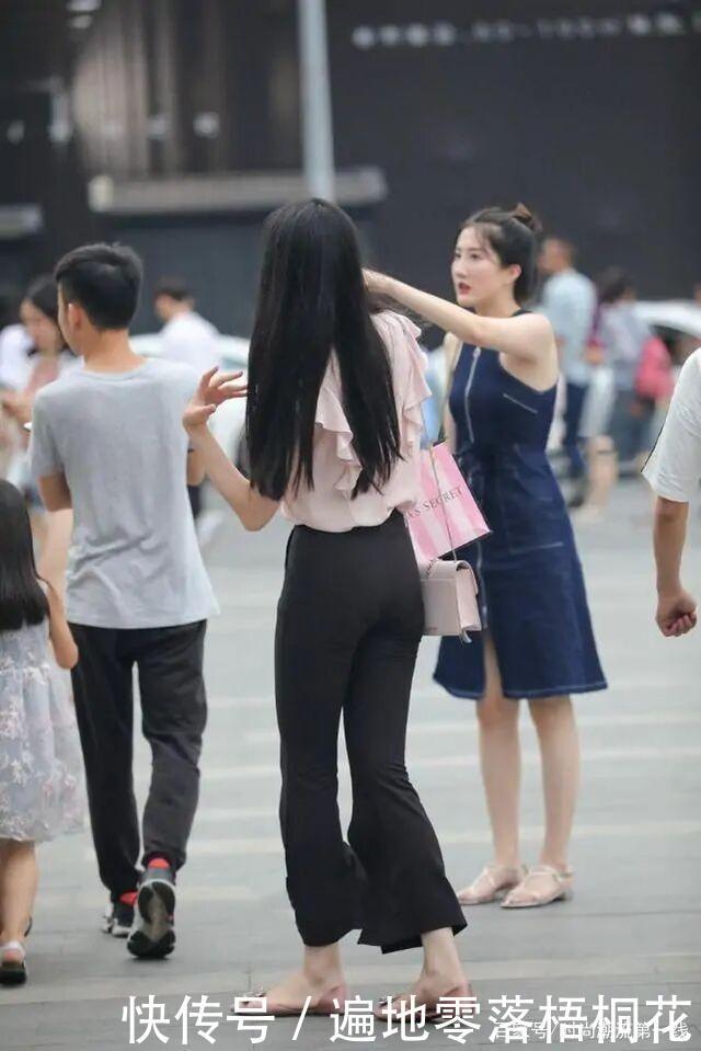 奔四的女人注意了,选择“小黑裤”,就等于远离了“大象腿”!