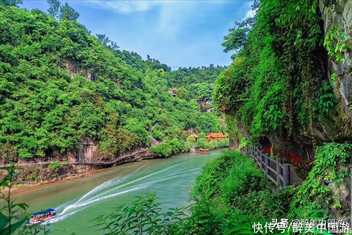 江水|探访三游洞，拥有地势险峻的石灰岩溶洞，洞外江水碧绿，风光旖旎