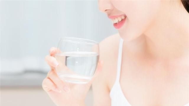 睡眠质量|晚上睡觉前喝水对身体是好还是坏？你真的知道？今天告诉各位答案