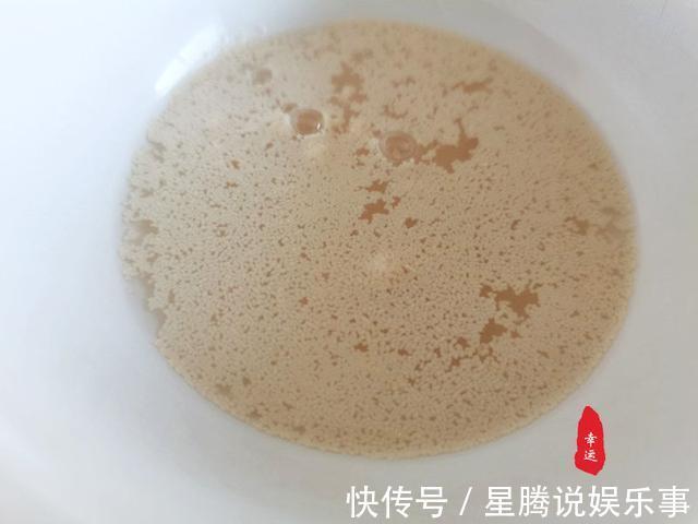 酵母粉|不沾手发面饼外面酥脆，里面柔软，有葱香芝麻香和花椒的清香