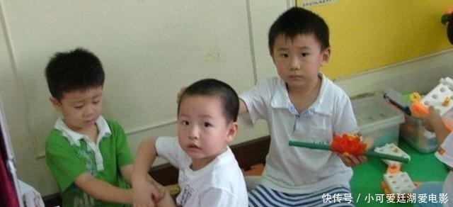 东西|幼儿园老师发现娃兜里鼓囊囊,摸出的东西属实意外,园长退园吧