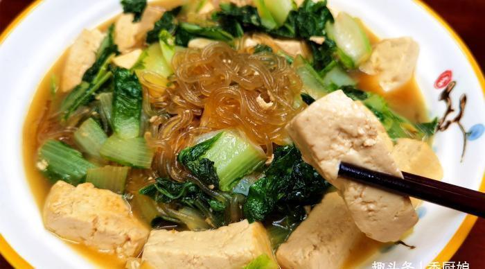 秋天|秋天,宁可不吃肉,此碱性蔬菜要多吃,钙含量极高,炖豆腐超级香