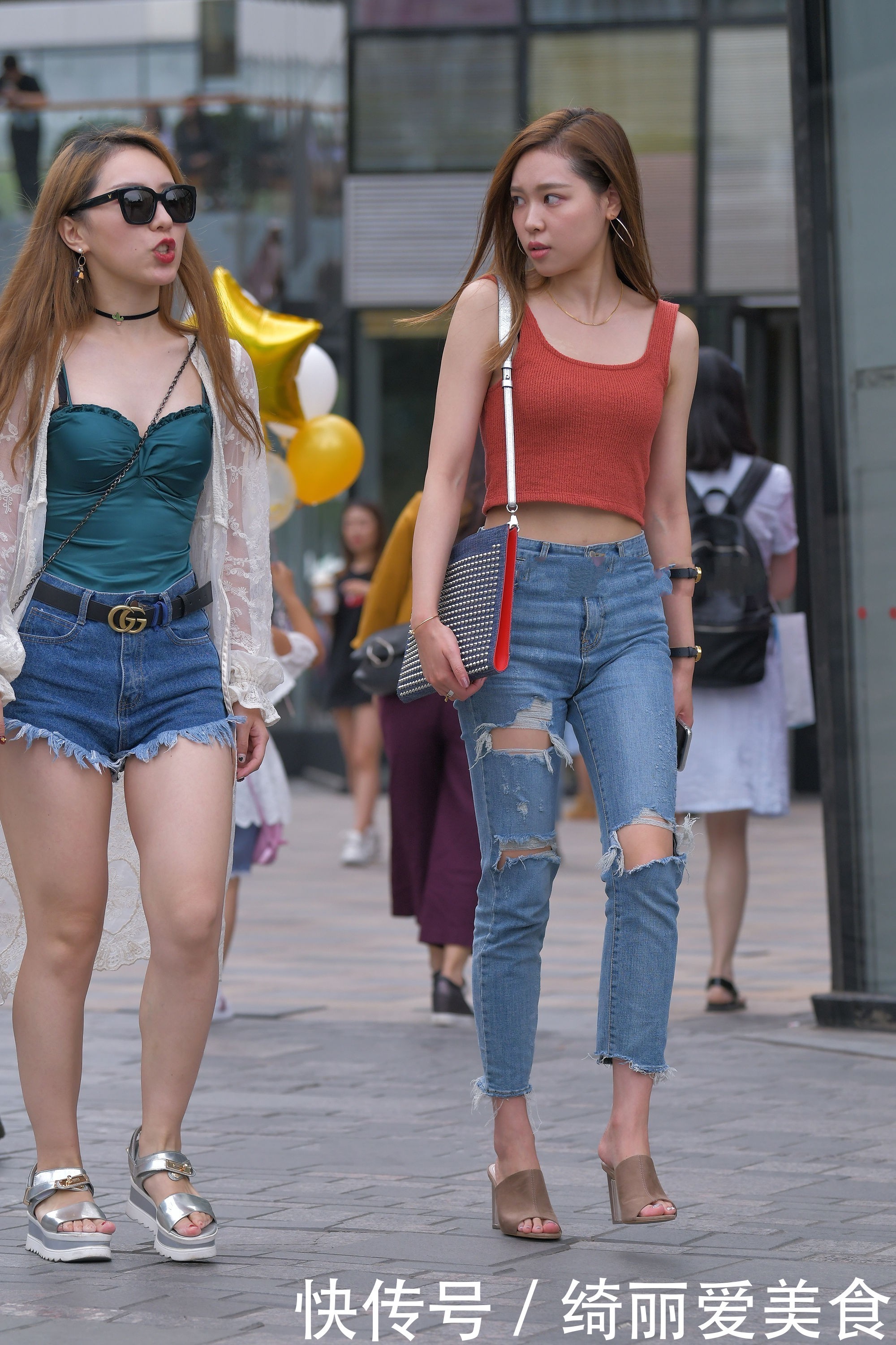 豆沙粉U型吊带搭配破洞牛仔裤,舒适时尚,青春减龄