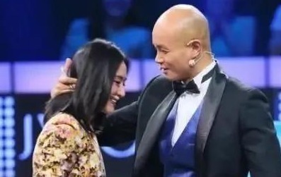 乐嘉上台醉酒闹事丢饭碗,你以为是自作自受,其实背后另有算盘