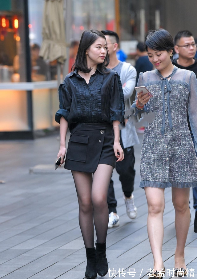 美女|街拍:美女选择羊绒短靴,搭配黑色套装,不仅保暖还增添时尚气质