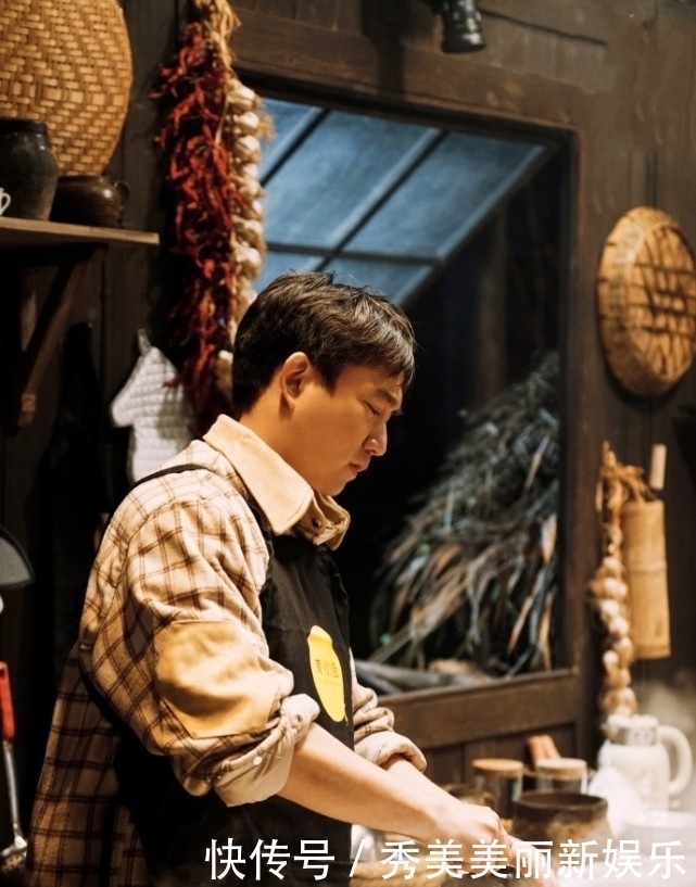 黄磊冲张艺兴丢“蚯蚓”,他下意识的反应太萌,不是29岁该有的