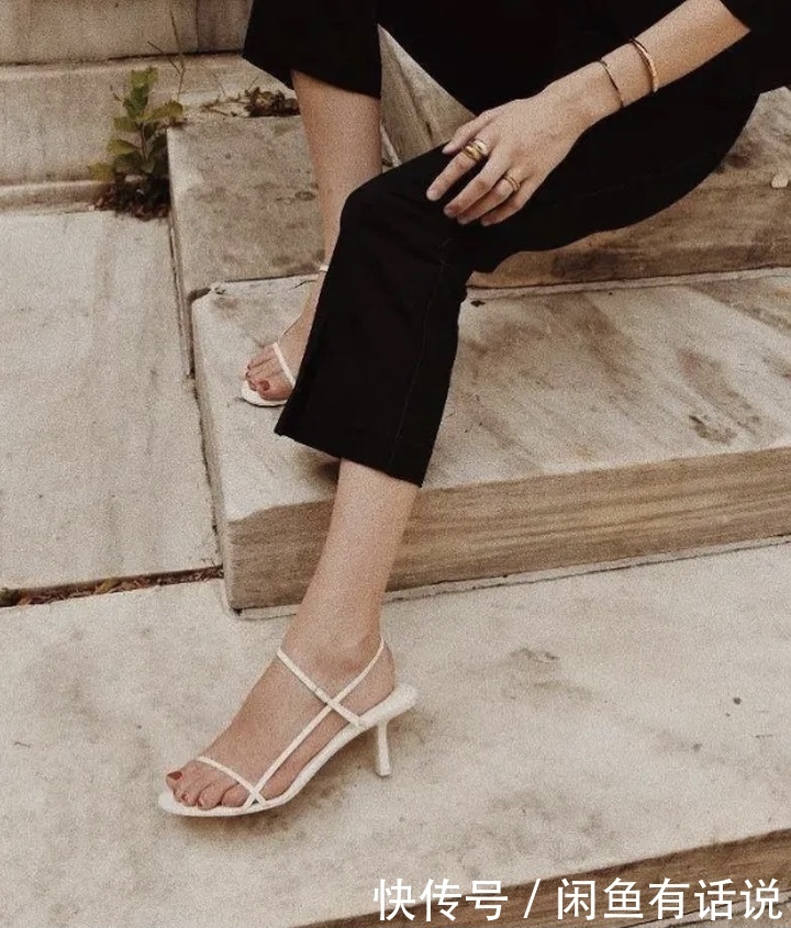 廉价|选对鞋子很重要!女人上了年纪尽量避开这3双凉鞋,显廉价还俗气