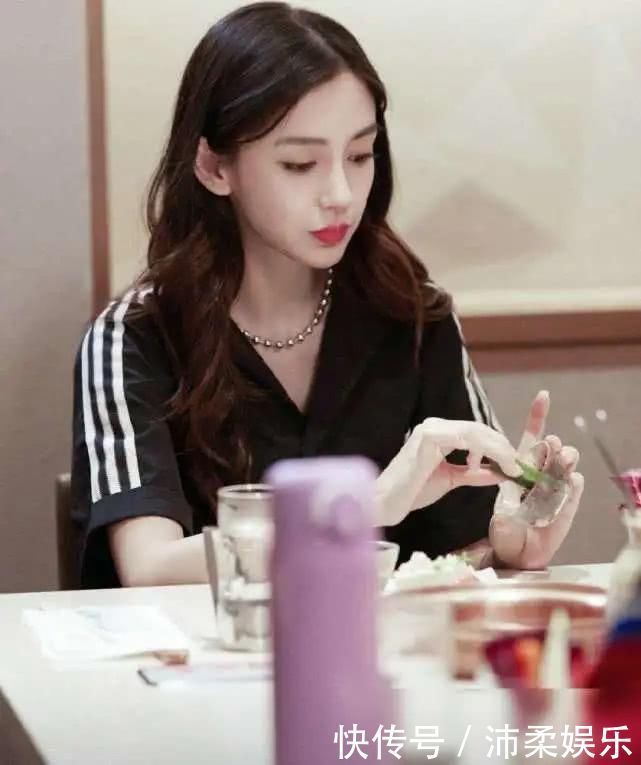 baby最爱美甲款式,1个多月都不肯卸,看清图片后,女生纷纷被她种草