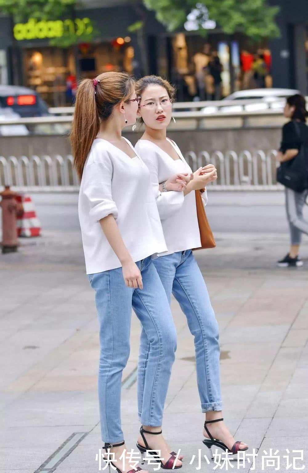 打扮|街拍美女:好闺蜜就是要一模一样的着装打扮!