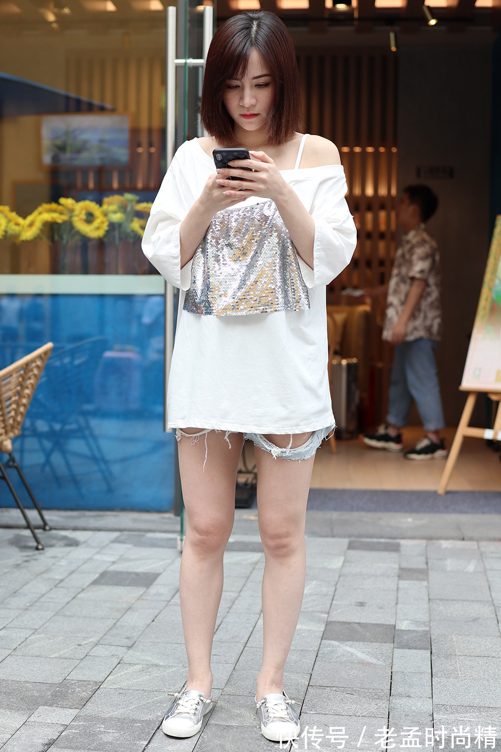 洒脱|大码单吊衫+热裤，穿出“下装消失”的美，清新时尚又靓丽洒脱