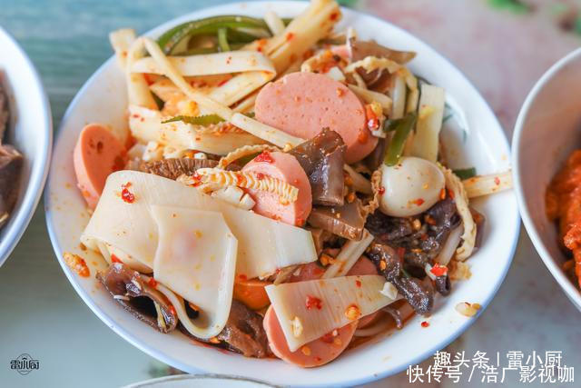 三爷爷家请吃饭，满满一桌农家菜，煮了2锅米饭，大伙吃了个精光