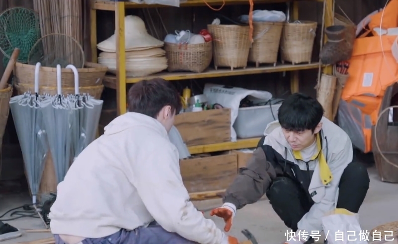 干活 张艺兴用十字架运树苗,李诞觉得可笑,何炅的操作很圈粉