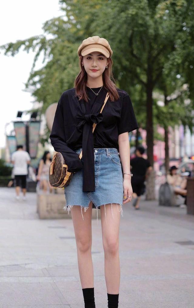 上衣|时尚靓丽的小姐姐,身穿牛仔裙搭配黑色上衣,尽显纤细美腿