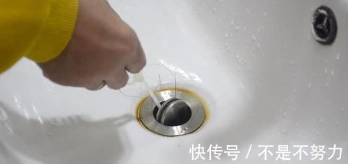 扎带|卫生间放2根塑料扎带,真是厉害了,解决了困扰大家的一个难题
