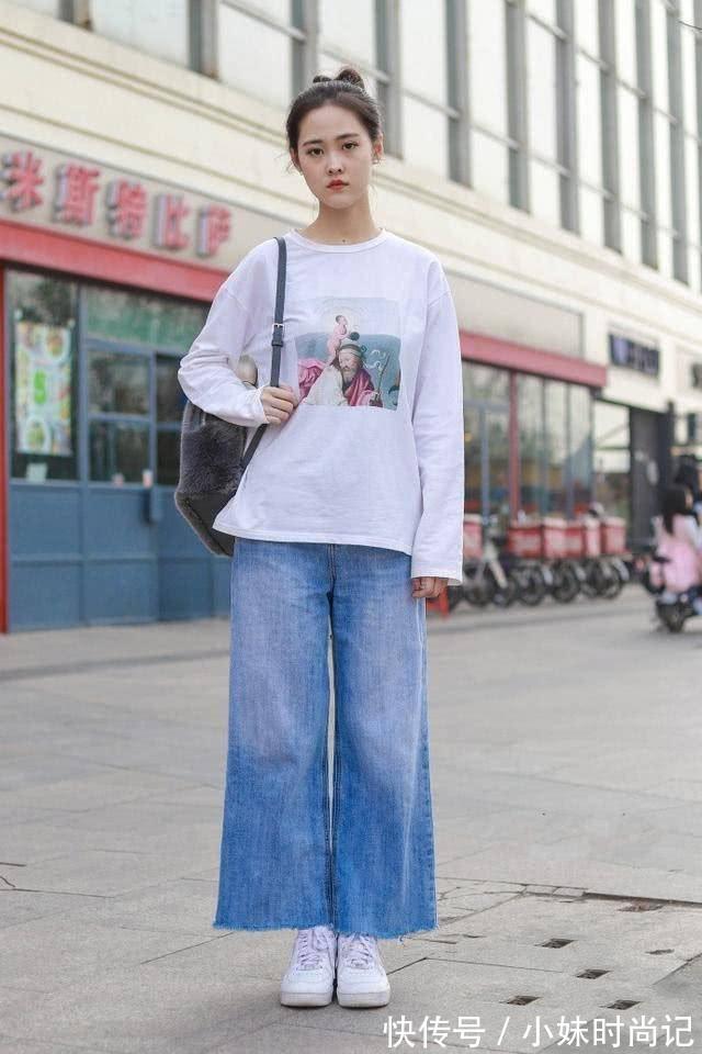 休闲西装 街拍:身材高挑的气质美女,黑色打底裤搭配休闲上衣,迷人好身姿