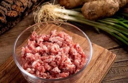 拌饺子馅，用生油还是熟油？弄清这一点，饺子鲜香四溢，不油腻