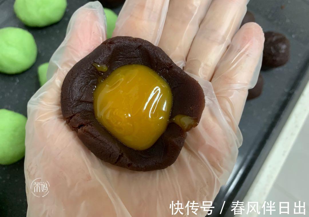 抹茶粉|天热吃这糕点正适合，不烤不炸，冰冷爽口又糯又香，咬一口还爆浆