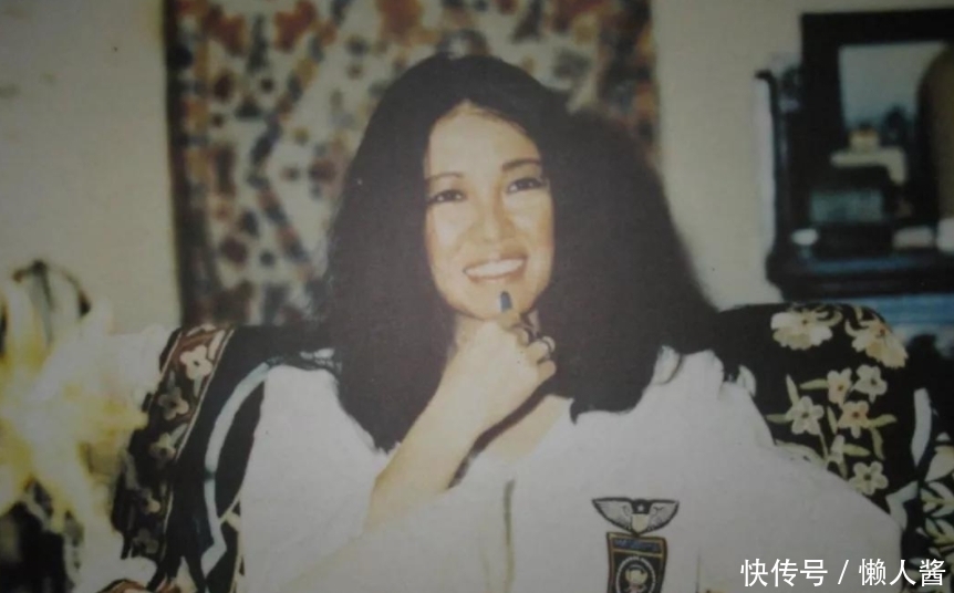 成都|三毛痛失恋人后,孤独游荡在成都街头,4个月后在医院用丝袜自缢