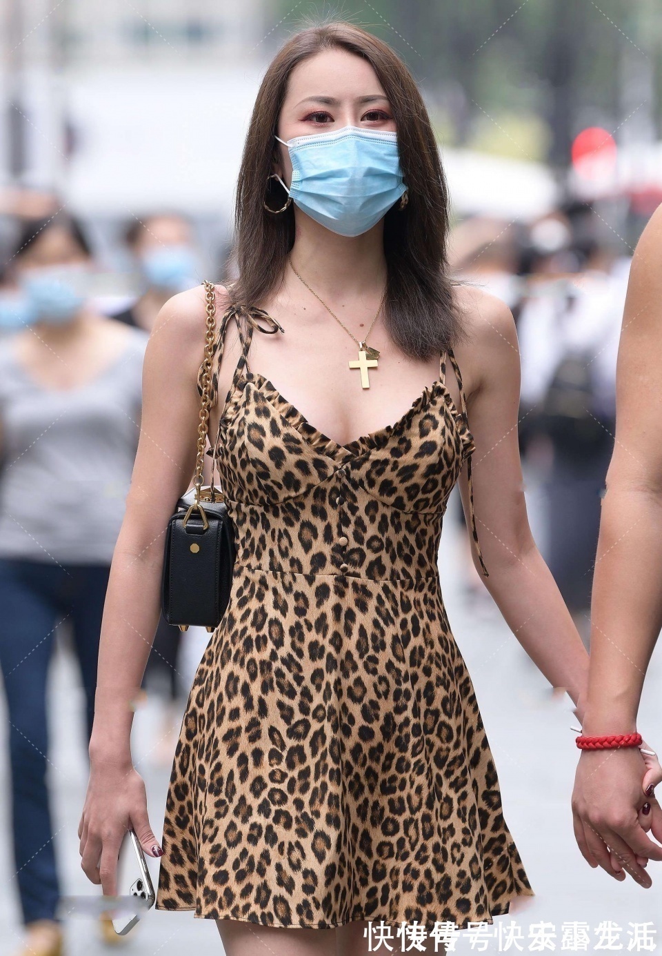 连衣裙|一个非常自信的美女，独自一人走在大街上，散发着独特的味道